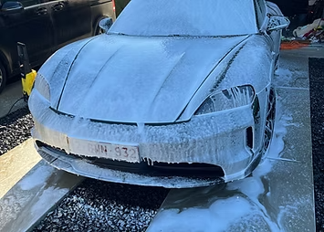 Snow foam voorbehandeling tijdens premium detailbehandeling